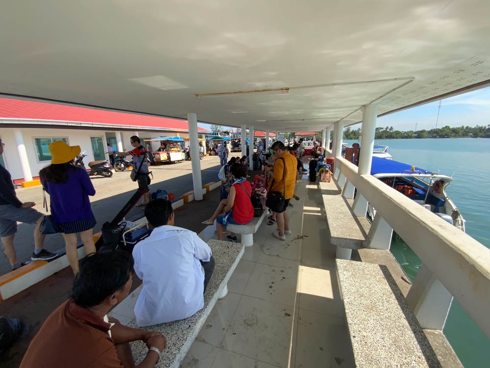 นทท.ลงเกาะช้าง-เกาะหมากแน่น เตือนอย่าการ์ดตก คาดรถเข้าวันละพันคัน