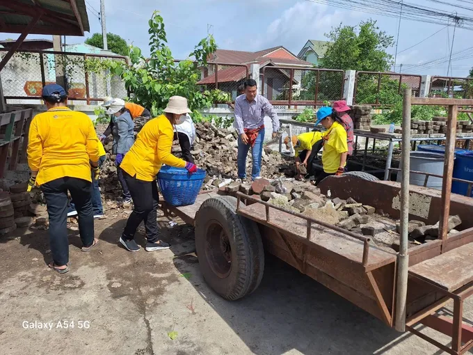 นายอำเภอเมืองลพบุรีขับเคลื่อนนโนบายจังหวัดด้านจิตอาสาร่วมกันทำความสะอาด  