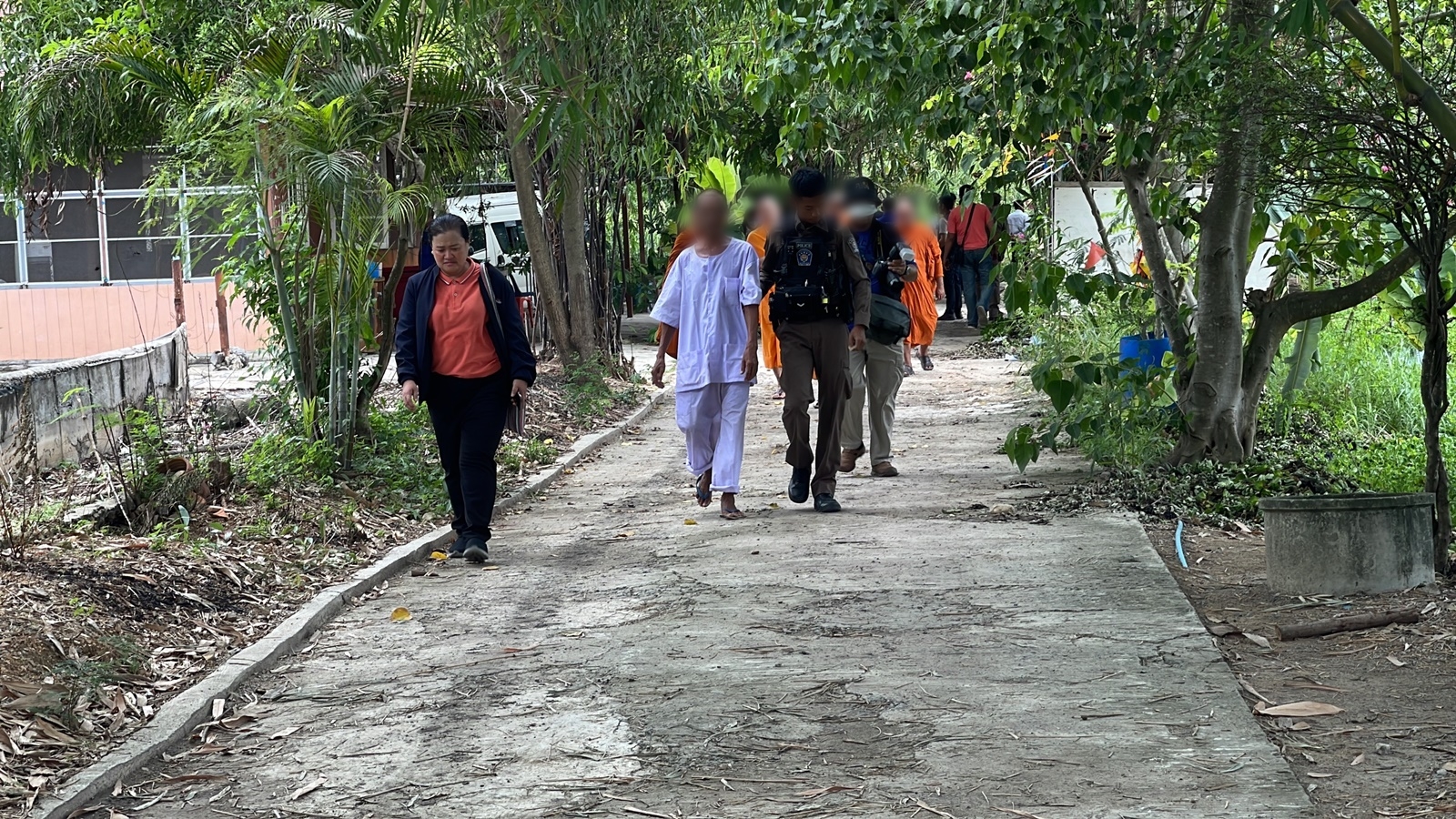ปทุมธานี บุกตรวจสำนักสงฆ์เถื่อนอีกรอบ พบพระที่ถูกจับสึกกลับมาแต่งกายเป็นพระออกบิณฑบาตอีก