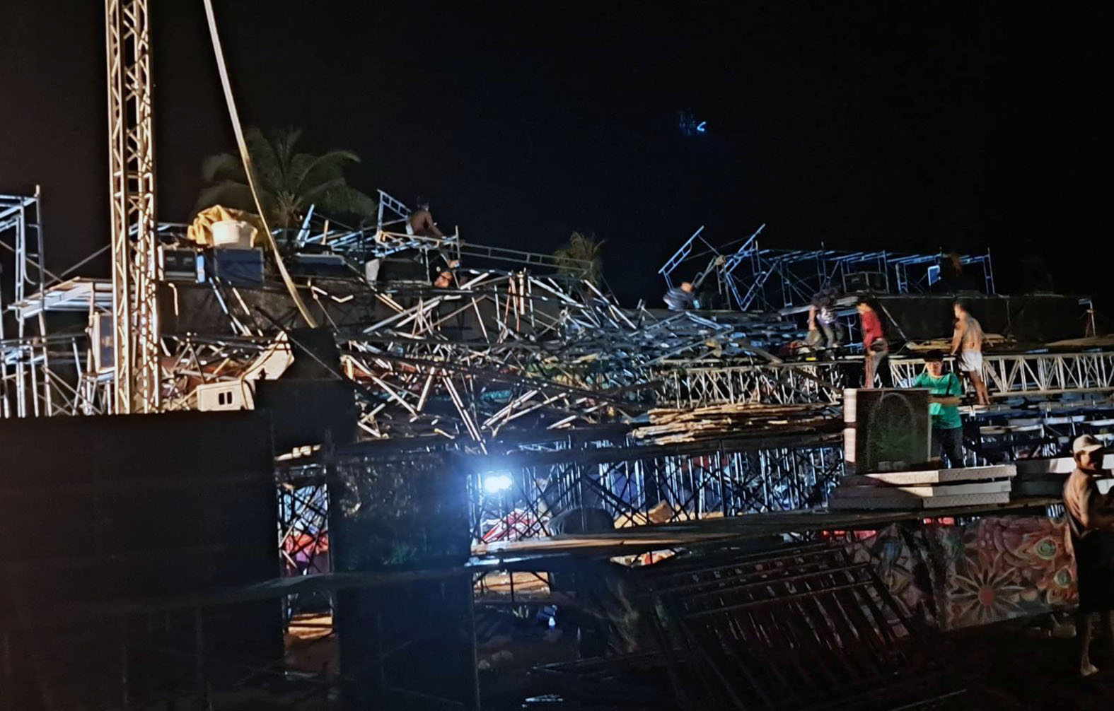 บึงกาฬ พายุถล่มเวทีหมอลำ “ระเบียบวาทะศิลป์” พังยับ หนีตายโกลาหล