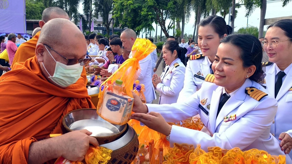 รพ.สมเด็จพระนางเจ้าสิริกิติ์ฯ ร่วมทำบุญตักบาตรถวายพระราชกุศล เนื่องในโอกาสวันเฉลิมพระชนมพรรษา