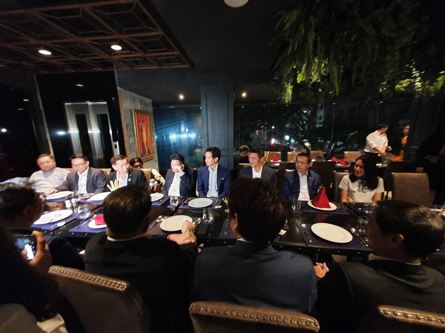 "ธนาธร" เป็นเจ้าภาพเลี้ยงดินเนอร์ 6 พรรคฝ่ายค้าน หวังร่วม รบ. ในอนาคต