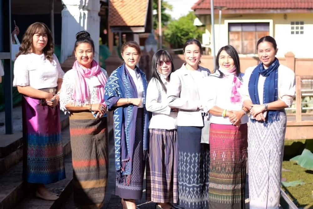 สาว อบจ.ยโสธร รณรงค์สวมใส่ผ้าไทย เพื่อความสง่างามอย่างไทย