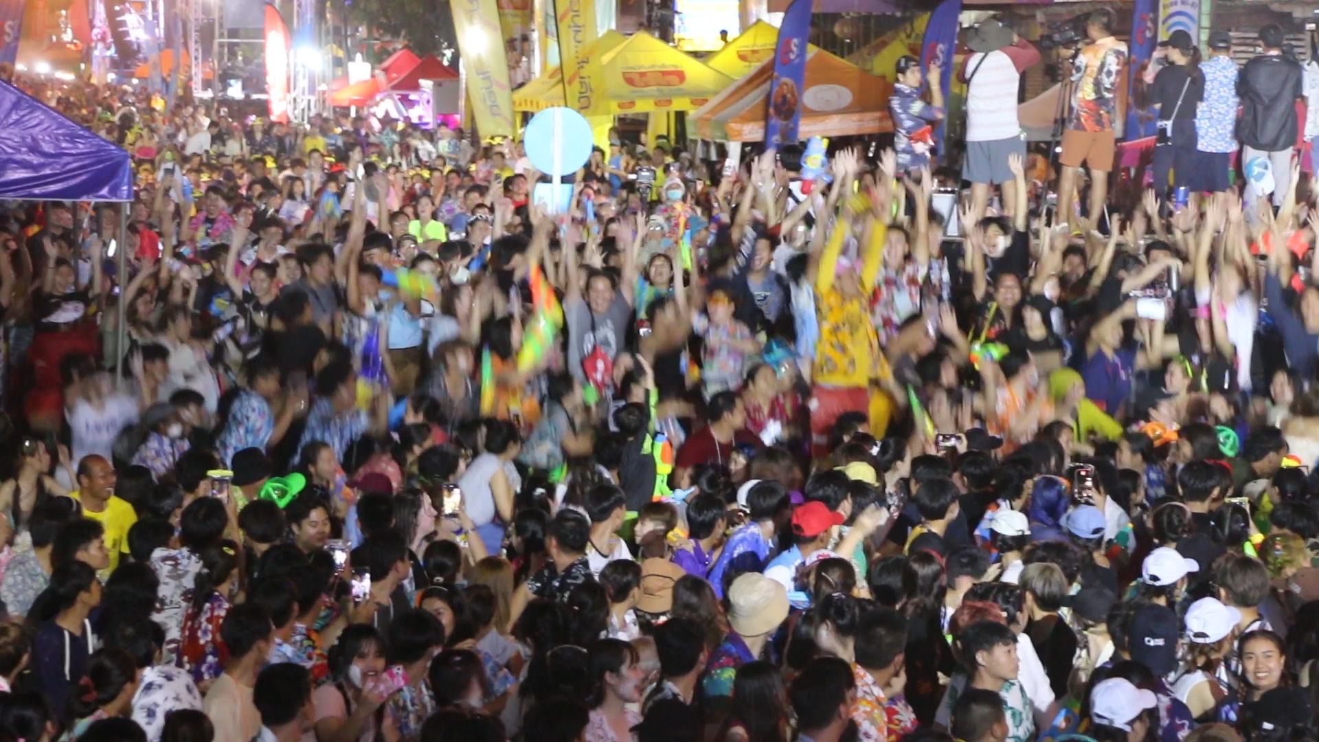 นักท่องเที่ยวนับแสน ร่วมเล่นคลื่นมนุษย์ไร้แอลกอฮอล์วันแรก ที่ถนนข้าวเหนียวขอนแก่น คาดเงินสะพัดวันละกว่า 300 ล้าน