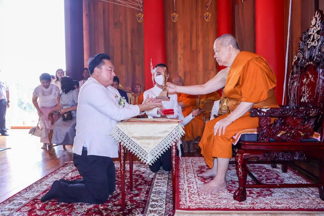 ผู้ว่าฯอ่างทอง รับมอบโล่ผู้ทำคุณประโยชน์แก่พระพุทธศาสนา จากสมเด็จพระมหารัชมงคลมุนี เจ้าคณะใหญ่หนกลาง วัดไตรมิตรวิทยาราม 