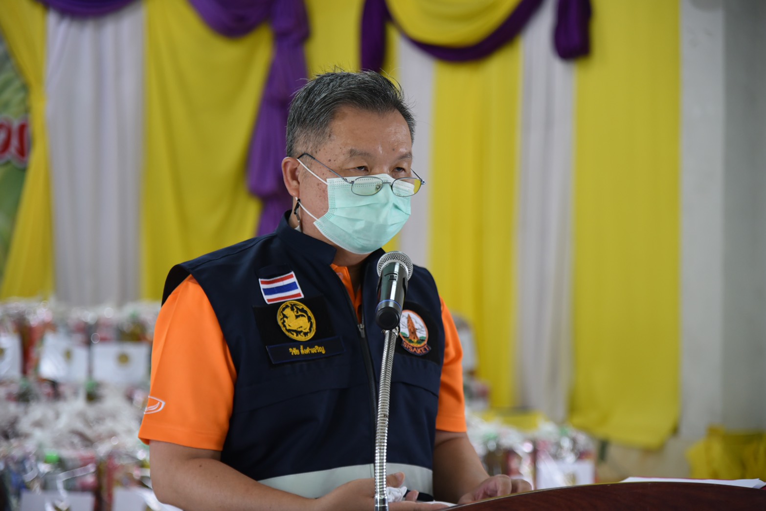 รองผู้ว่าฯศรีสะเกษ มอบถุงยังชีพช่วยเหลือผู้ได้รับผลกระทบจากโรคโควิด-19 ที่กันทรารมย์