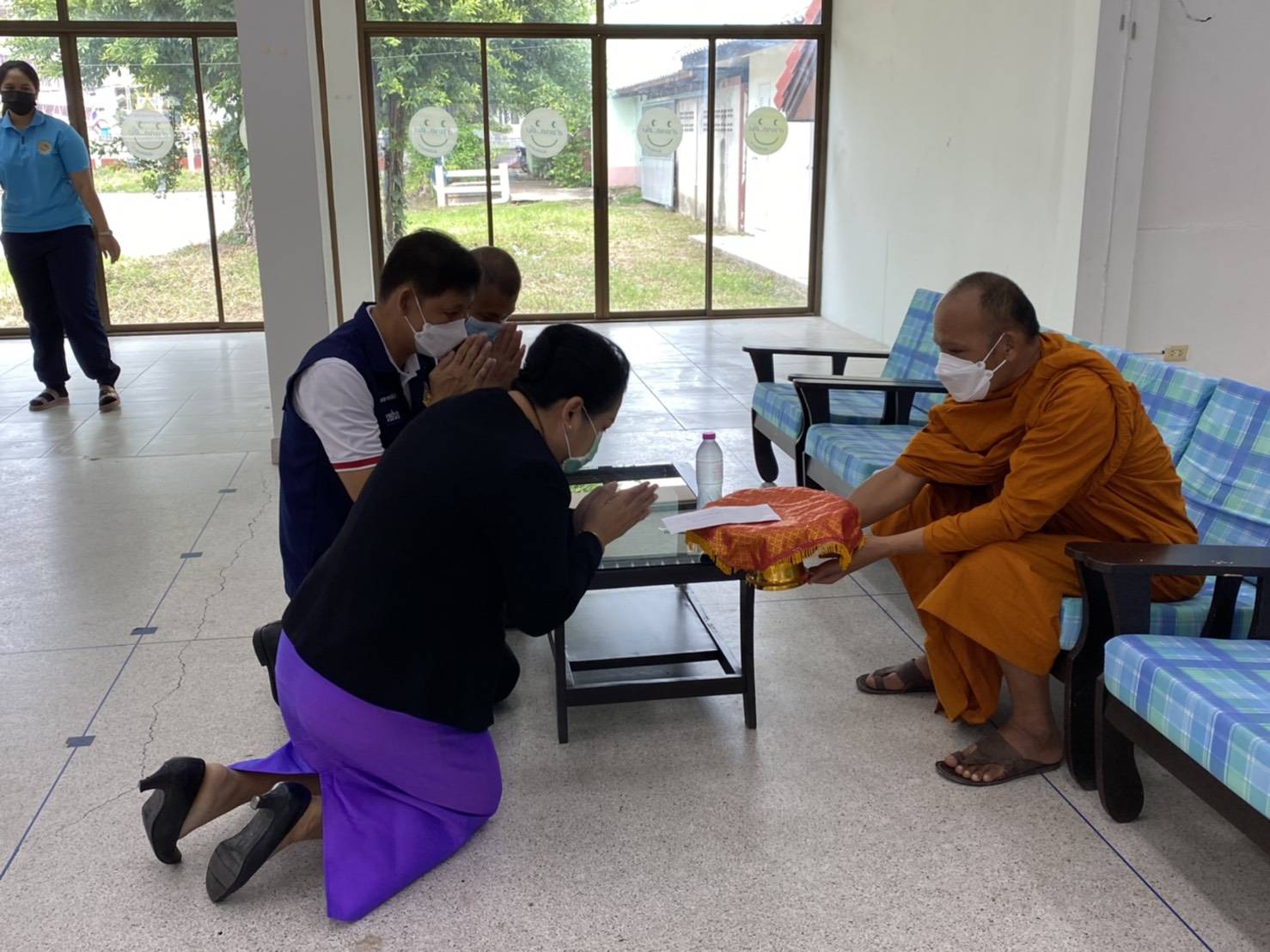 อำเภอจอมบึง จัดโครงการคนจอมบึงไม่ทิ้งกัน ร่วมบริจาคเงินให้ รพ.สมเด็จพระยุพราชจอมบึง ซื้ออุปกรณ์รักษาผู้ป่วยโควิด