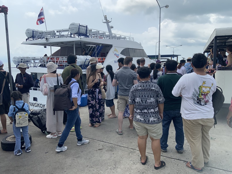 นทท.ยังเดินทางเที่ยวเกาะกูดต่อเนื่องวันละพันส่วนเรือโดยสารเพิ่มเที่ยวจองยาว
