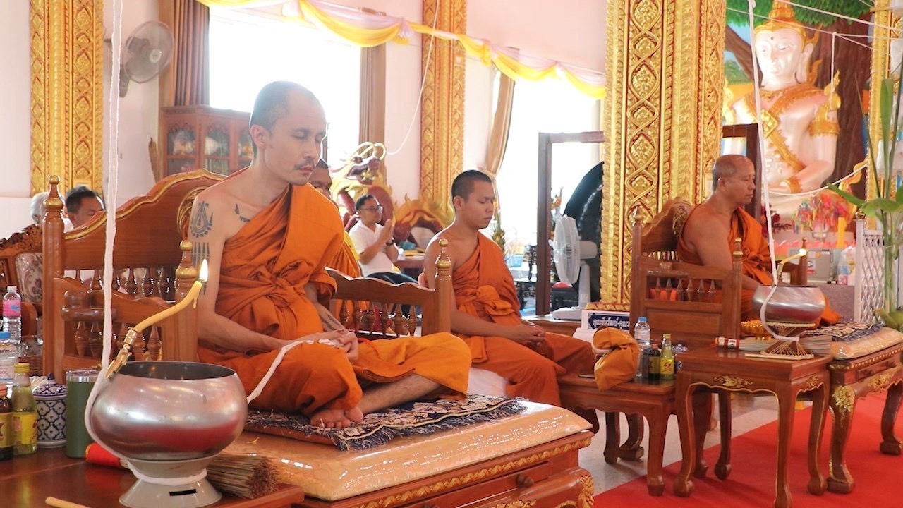 สุรินทร์ แจกเหรียญหลวงปู่เฮง เกจิดังอีสานใต้ชายแดนไทย-กัมพูชา 2,000 เหรียญ ประชาชนนับพันรอรับเป็นสิริมงคล 