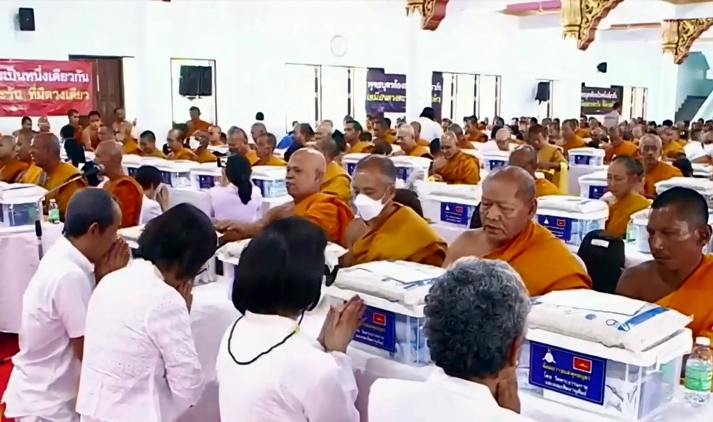  วัดพระธรรมกาย ร่วมกับคณะสงฆ์โคราช มอบข้าวสารอาหารแห้งให้บุคลากรด่านหน้า 4 จว.ชายแดนใต้