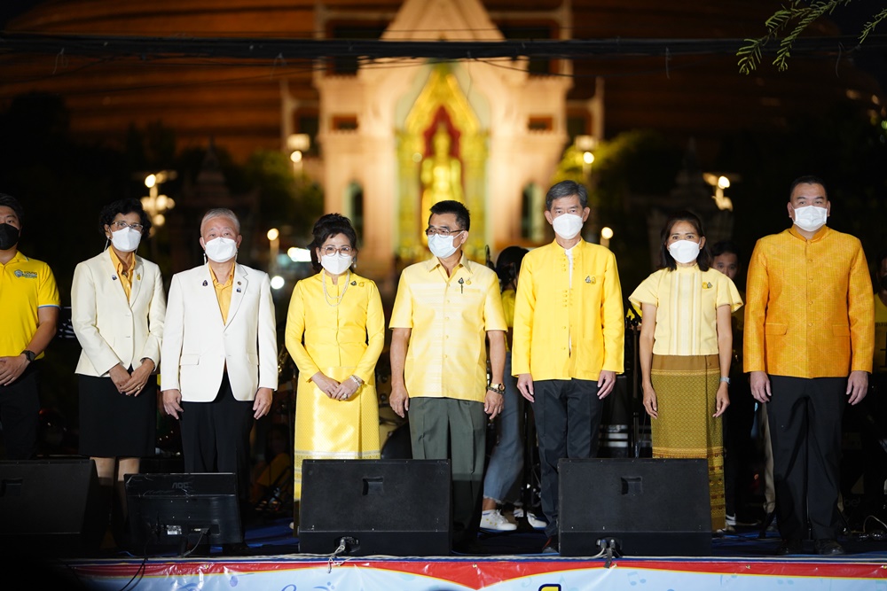 ชาวนครปฐมพร้อมใจ สวมเสื้อเหลือง จัดดนตรีบทเพลงพระราชนิพนธ์ จุดเทียนสดุดี น้อมรำลึก พระมหากรุณาธิคุณ ในหลวงรัชกาลที่ 9 