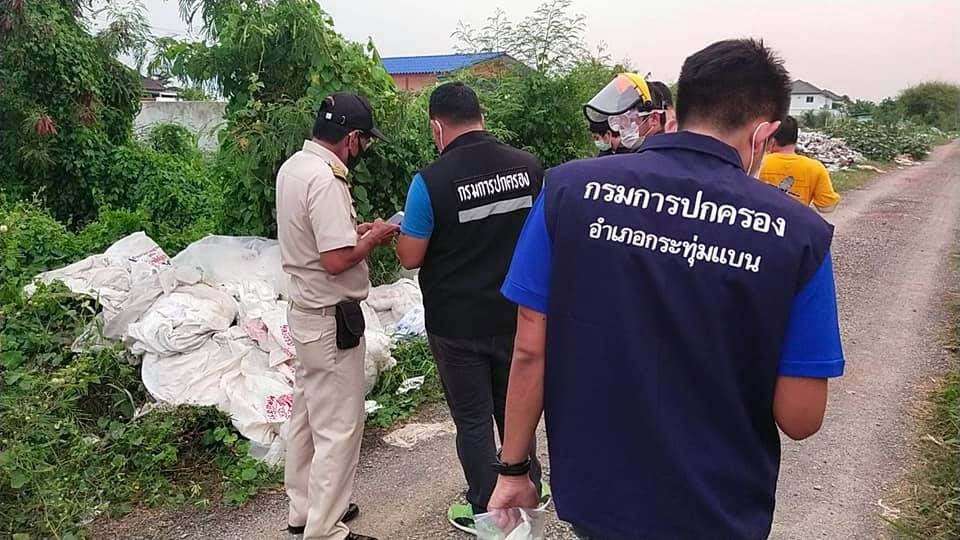 ฮือฮา! 'กระทุ่มแบน' พบเศษผ้าต่างถิ่น 'รพ.-มูลนิธิฯ' ดังทิ้งข้างทาง - หวั่นมีเชื้อโควิด