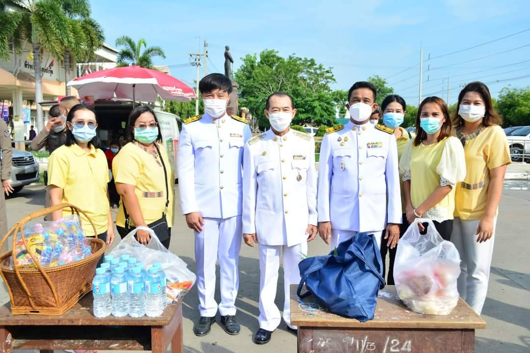 นายกเทศมนตรีตำบล ท่าวุ้ง นำข้าราชการพนักงาน ทำบุญตักบาตรเฉลิมพระเกียรติ