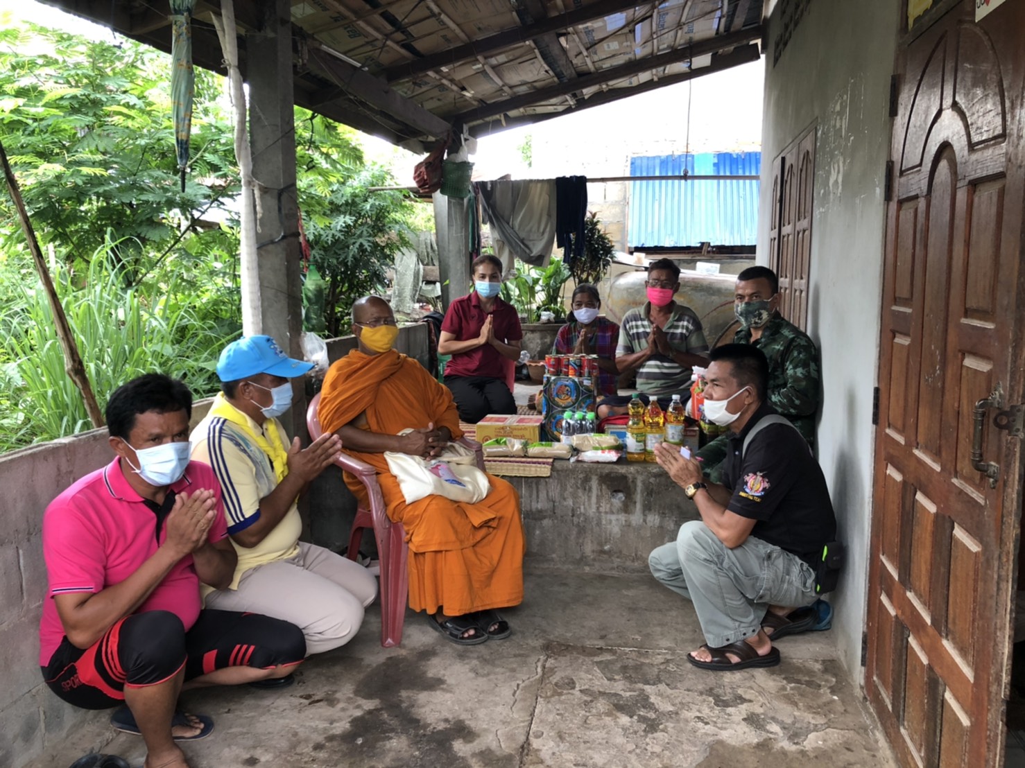 เจ้าอาวาสวัดหายโศก พร้อมกำนันตำบลสังคม ทหาร กกล.สุรศักดิ์มนตรี มอบสิ่งของช่วยเหลือผู้ยากไร้สู้ภัยโควิด-19