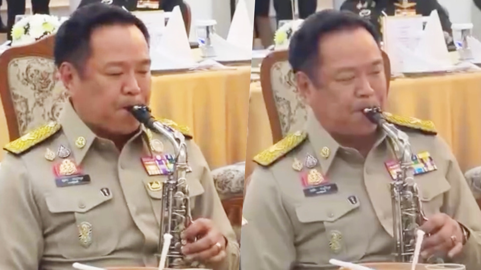 นายกฯ โชว์เป่าแซกโซโฟนเพลงพระราชนิพนธ์ “แผ่นดินของเรา” ในงานเลี้ยงมื้อกลางวันร่วมผู้นำเหล่าทัพ