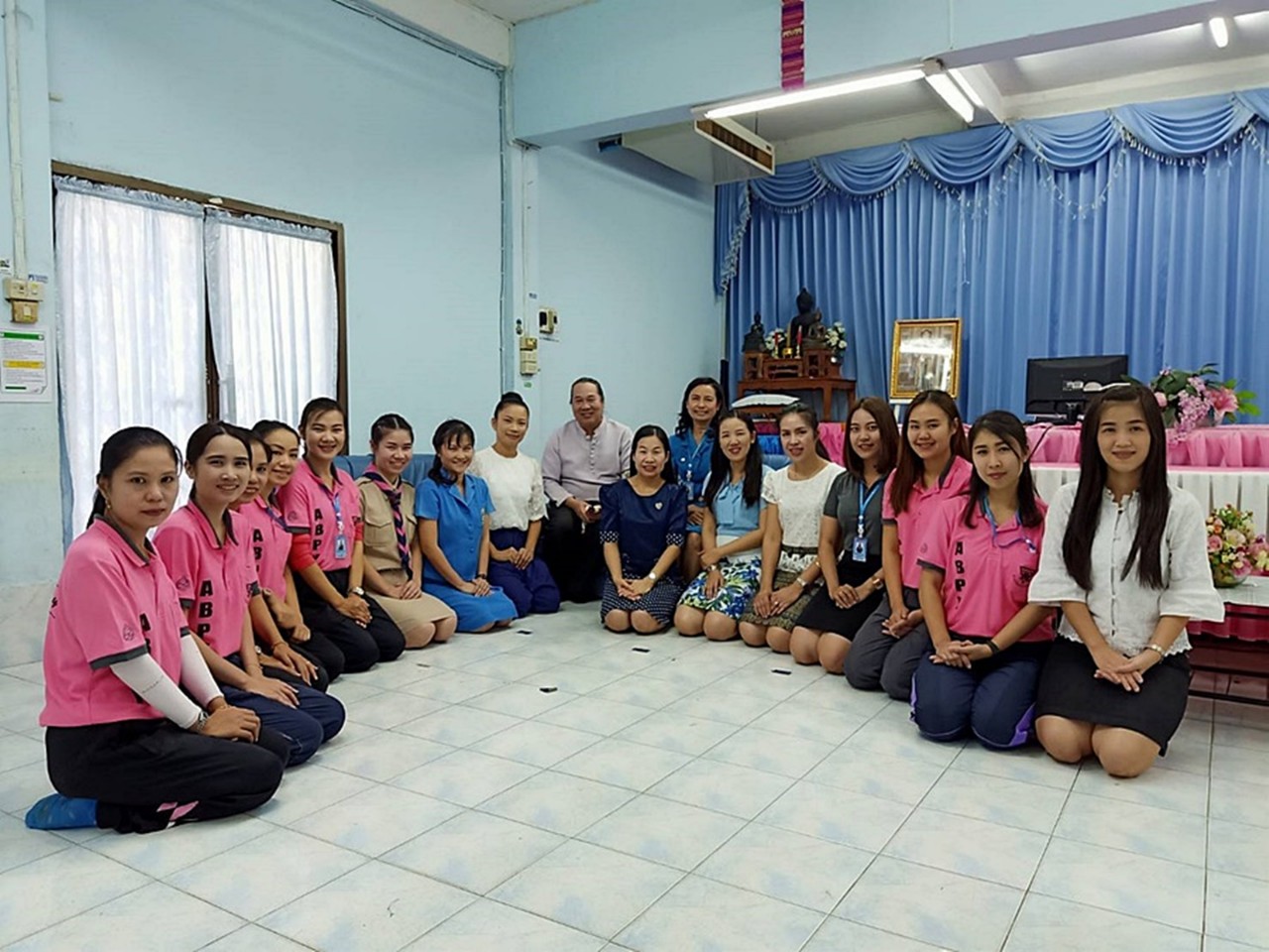 “ครูอริน“ เยี่ยมให้กำลังใจคณะครู-นร.อนุบาลพะเยาซ้อมใหญ่ เตรียมโชว์ฟ้อนไหว้สาพญางำเมือง สดุดีรำลึกในคุณงามความดีของพระองค์
