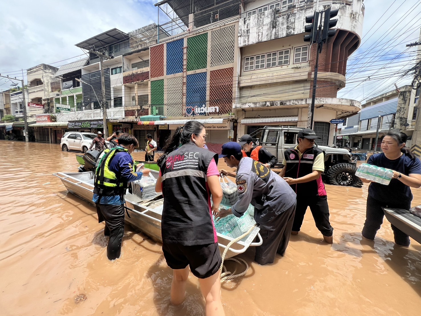 ทีม พม.หนึ่งเดียวจังหวัดแพร่ เร่งเข้าช่วยเหลือผู้ประสบอุทกภัยในพื้นที่น้ำท่วม