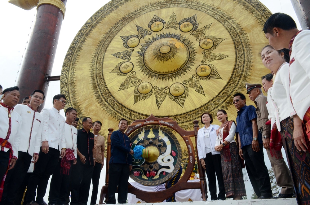 ชาวอำเภอฆ้องชัย กาฬสินธุ์ ร่วมอนุรักษ์สืบสานวัฒนธรรมประเพณีบุญคูณลานสู่ขวัญข้าว