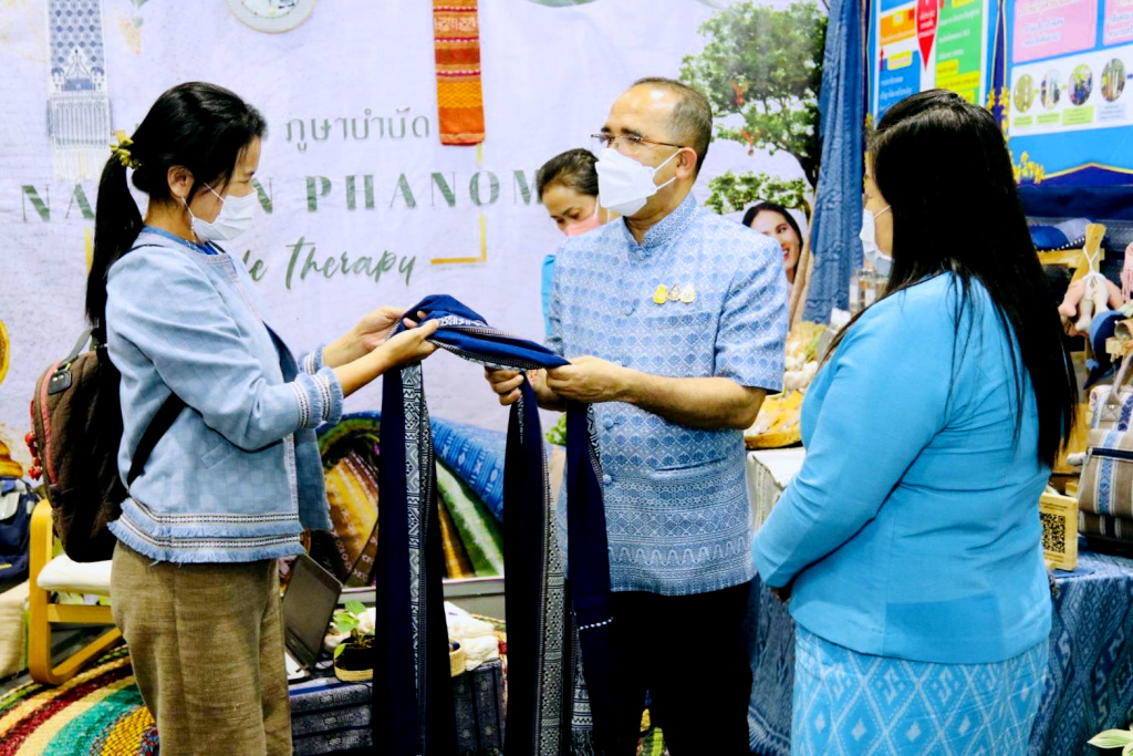 สุดปัง!! งาน “OTOP ศิลปาชีพ” วันแรก กวาดรายได้ 43 ล้าน แห่ช้อปผ้าไทยแน่น รับเทศกาลวันแม่