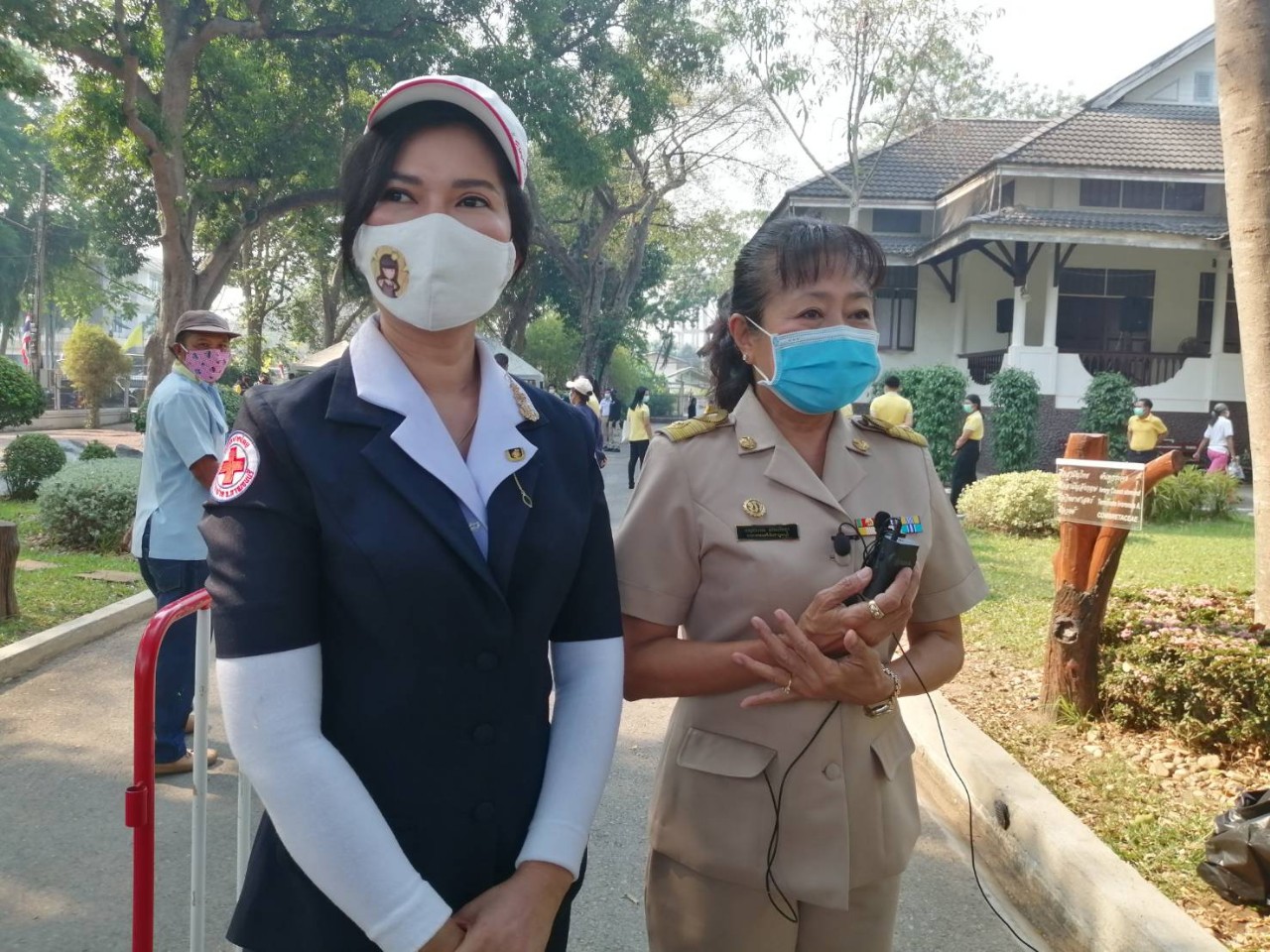 คำมั่นสัญญา เราจะสู้ไปด้วยกัน พ่อเมืองกาญจน์ พร้อมนายกเหล่ากาชาดฯ แจกข้าวสาร ข้าวกล่อง ไข่ไก่ หน้ากากอนามัยแก่ผู้ที่ได้รับผลกระทบโรคโควิด-19