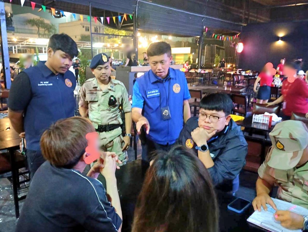 บุกจับสถานบันเทิงสมุทรสาคร เปิดเกินเวลา ตรวจฉี่นักเที่ยวกว่า 100 คน