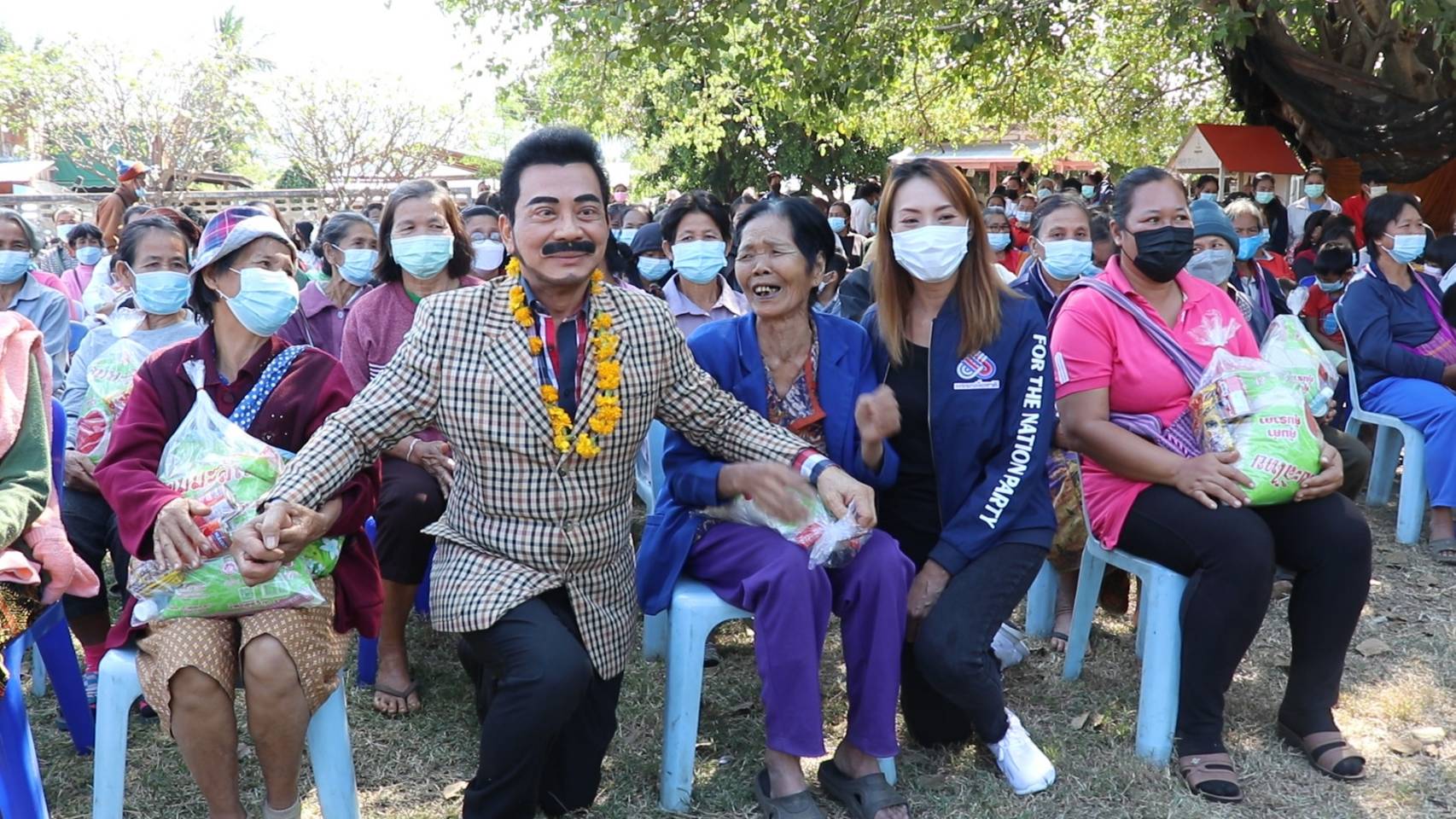 ชาวบ้าน “ยกยอ รับขวัญ ศรัณย์วุฒิ” หัวหน้าพรรคเพื่อชาติ นำราษฎรมาอยู่รวมกัน 