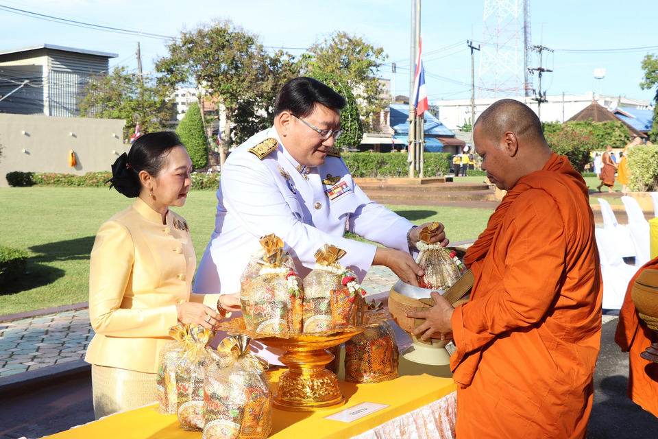พสกนิกรชาวสตูล ร่วมใจทำบุญตักบาตร ถวายพระราชกุศล 'วันนวมินทรมหาราช' 