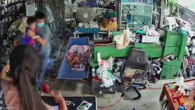 เจ้าของร้านเชียงกงอุ้มลูกหนีกระเจิง  เหตุงูเห่าไล่กัดคางคกวิ่งลอดหว่างขา