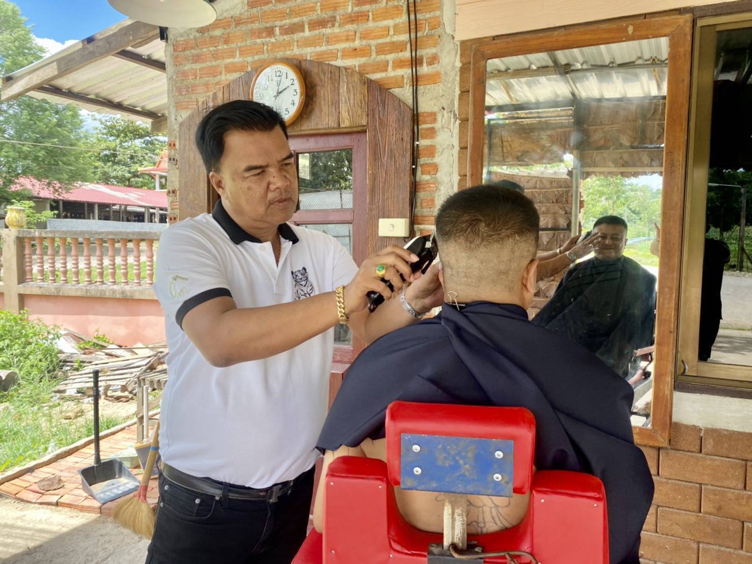 “ผู้ใหญ่หมี  แม่สอด” เริ่มแล้ว ทุกวันอาทิตย์ เปิดตัดผมฟรี ให้ชาวบ้าน ที่ป้อม ชรบ.หมู่บ้าน