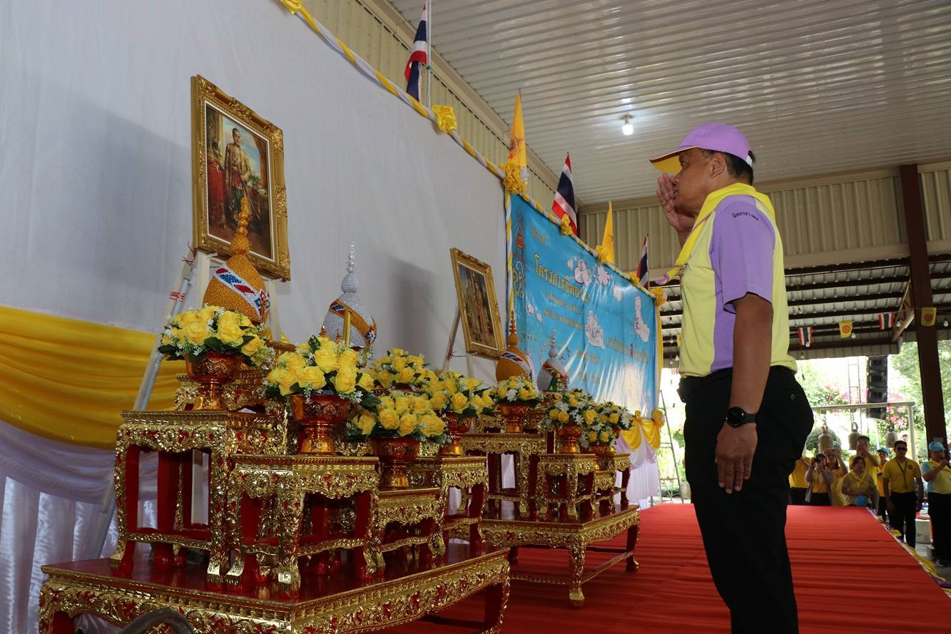 รองผู้ว่าฯกาญจนบุรีนำปชช.จิตอาสาและจิตอาสาพระราชทานพัฒนาปรับปรุงภูมิท้ศน์ " วัดเขาใหญ่ " ท่ามะกาเนื่องในวันจักรี