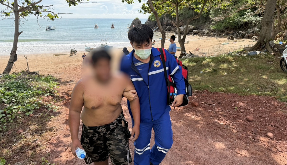 พายุซัดเรือลากจูงอับปางใกล้เกาะทะลุ สูญหาย 1 เจ็บ 2 ระดมค้นหากลางทะเล
