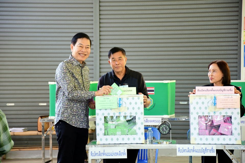 นายกเทศมนตรีนครเชียงราย พร้อมครอบครัว ใช้สิทธิเลือกตั้ง สส.–ประชามติ บรรยากาศคึกคัก