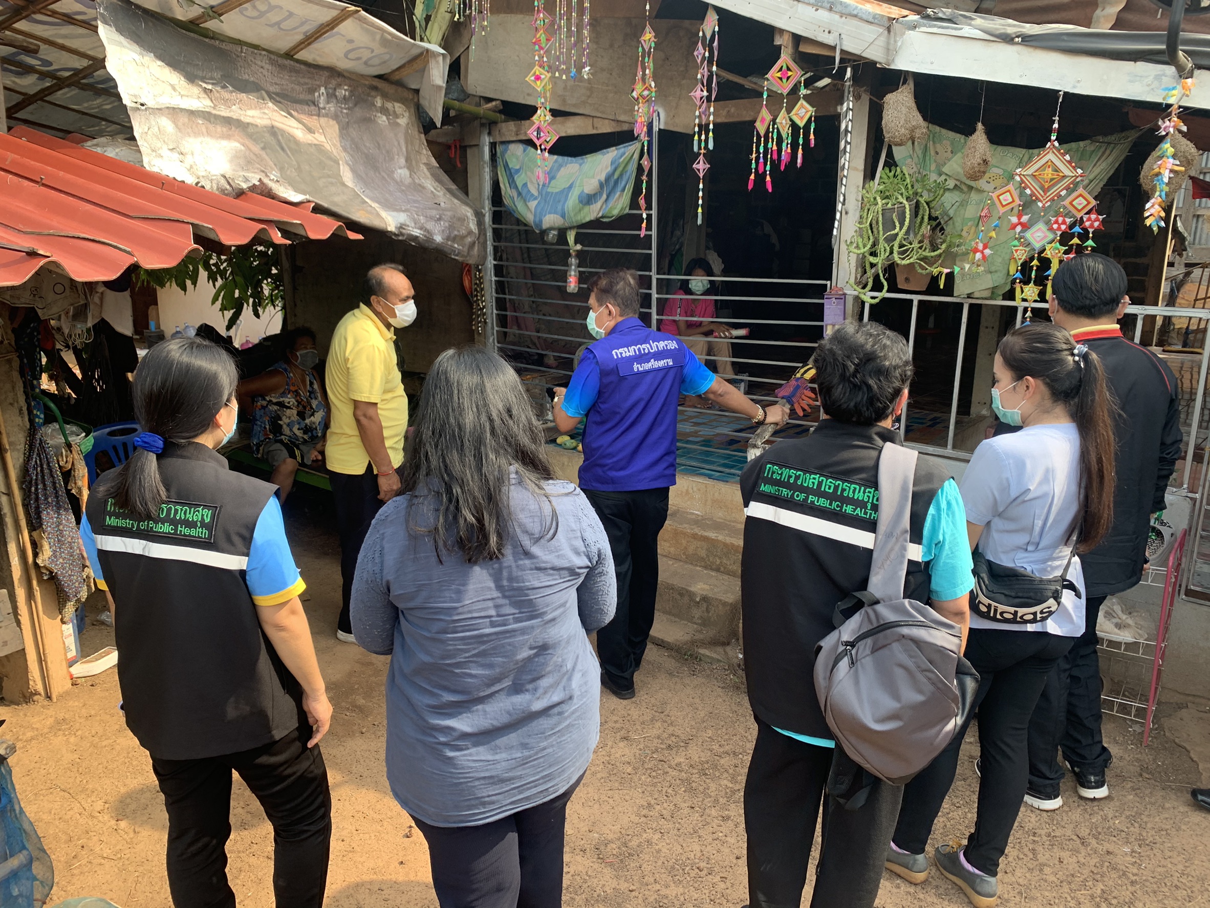 นายอำเภอศรีสงคราม  ลงพื้นที่ตรวจเยี่ยมให้กำลังใจกลุ่มเสี่ยง พร้อมแนะนำในการกักตัว 14 วัน