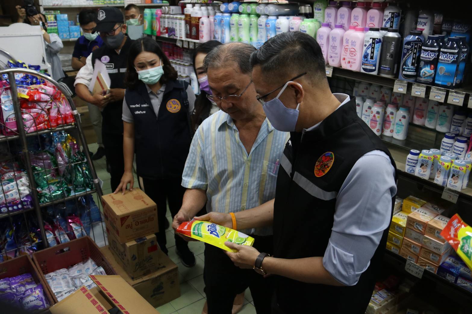 รองผู้ว่าฯยะลา ลงพื้นที่ตลาดสดตรวจสินค้าปลอม หลัง ปบค.ทลายโรงงานเถื่อนลอบผลิตส่งชายแดนใต้