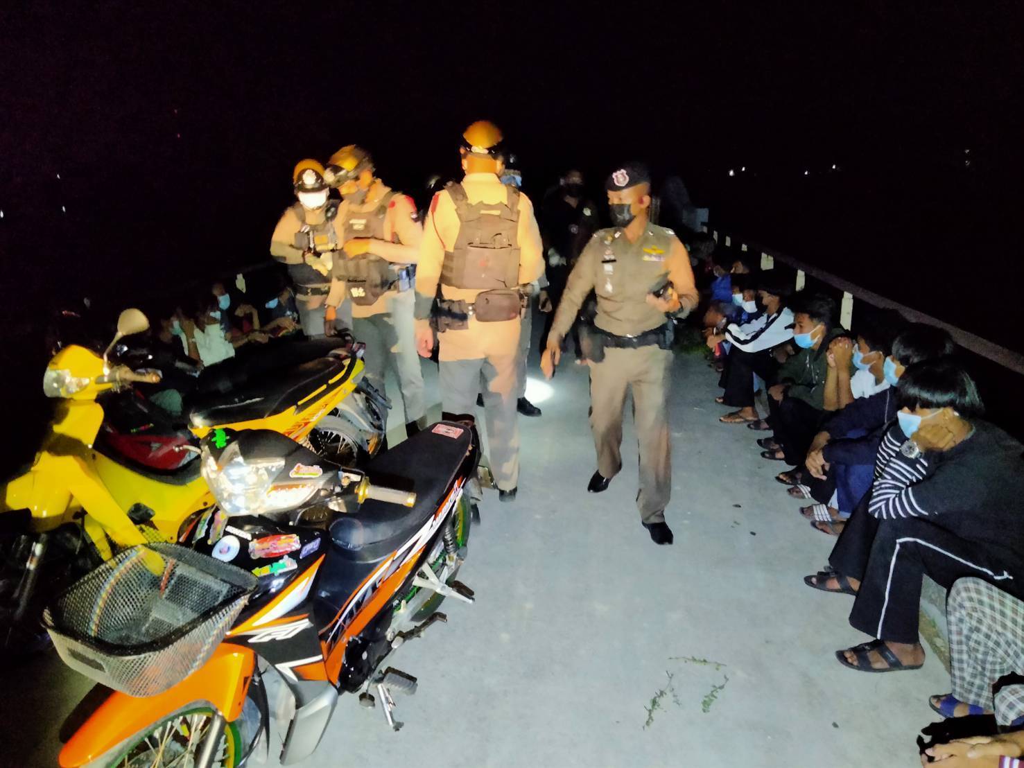 ตำรวจยะลา ระดมกำลังกวาดล้างกลุ่มวัยรุ่นมั่วสุมรวบวัยรุ่นชาย-หญิง 27 ราย ยึดรถ 13 คัน