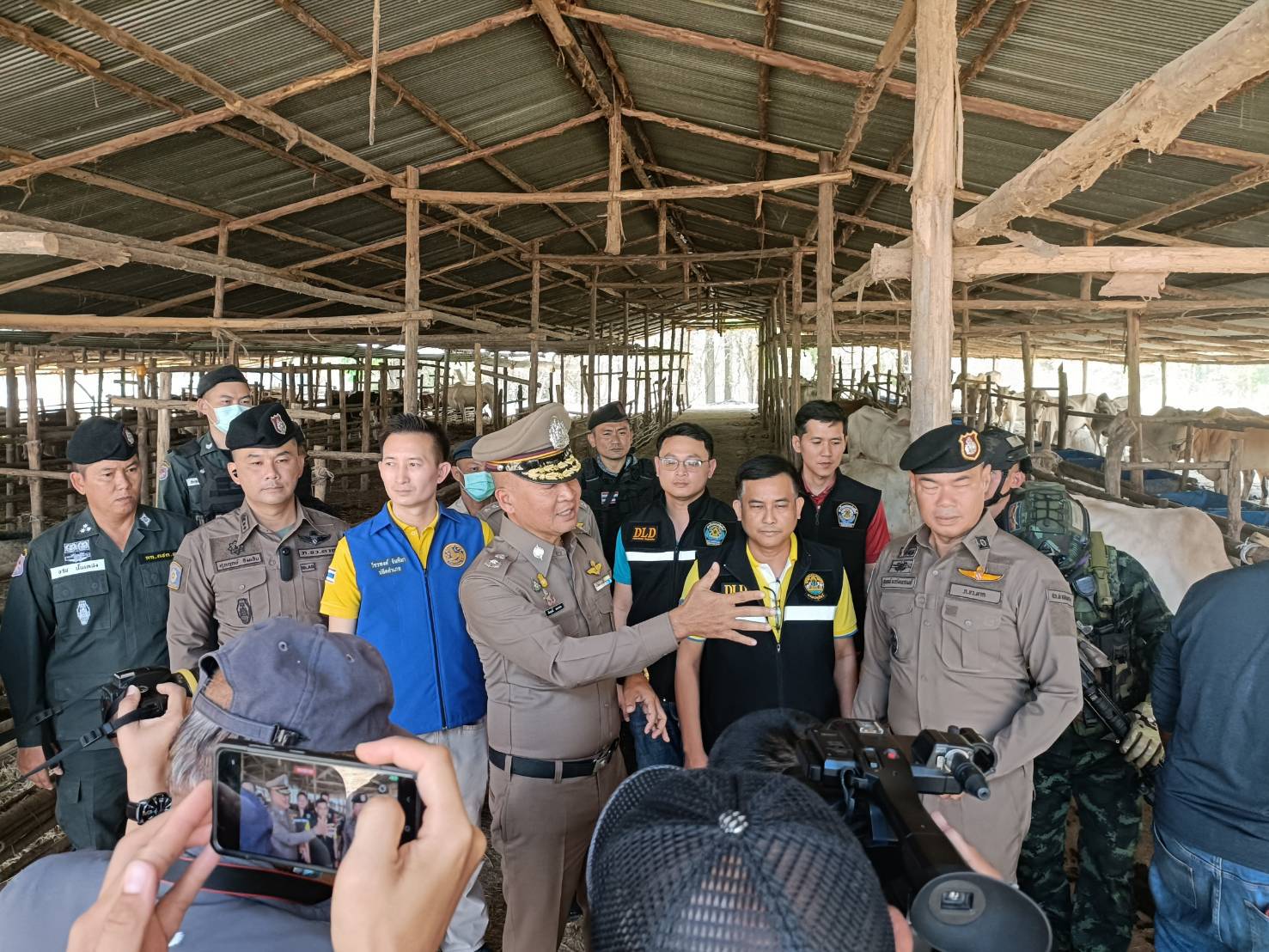 เจ้าหน้าที่ลงพื้นที่ตรวจสอบการลักลอบนำเข้าโค-กระบือจากเมียนมาในพื้นที่ตำบลแม่ต้าน อำเภอท่าสองยาง
