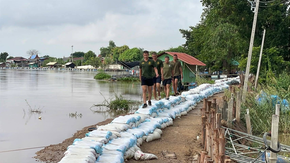 ระดับน้ำเจ้าพระยาไหลผ่านอ่างทองทรงตัว – ป่าโมกเพิ่มขึ้นเล็กน้อย เจ้าหน้าที่เข้มตรวจแนวคันป้องกันน้ำ