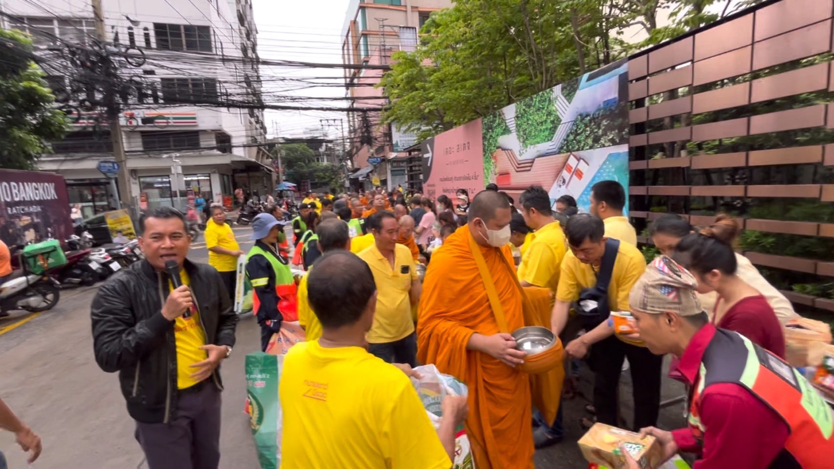 "อดีตรองโฆษกปชป." นำชาวห้วยขวางตักบาตรถวายเป็นพระราชกุศล เฉลิมพระเกียรติในหลวง เชื่อคนไทยจงรักภักดี ใครสั่นคลอนสถาบันไม่ได้ 