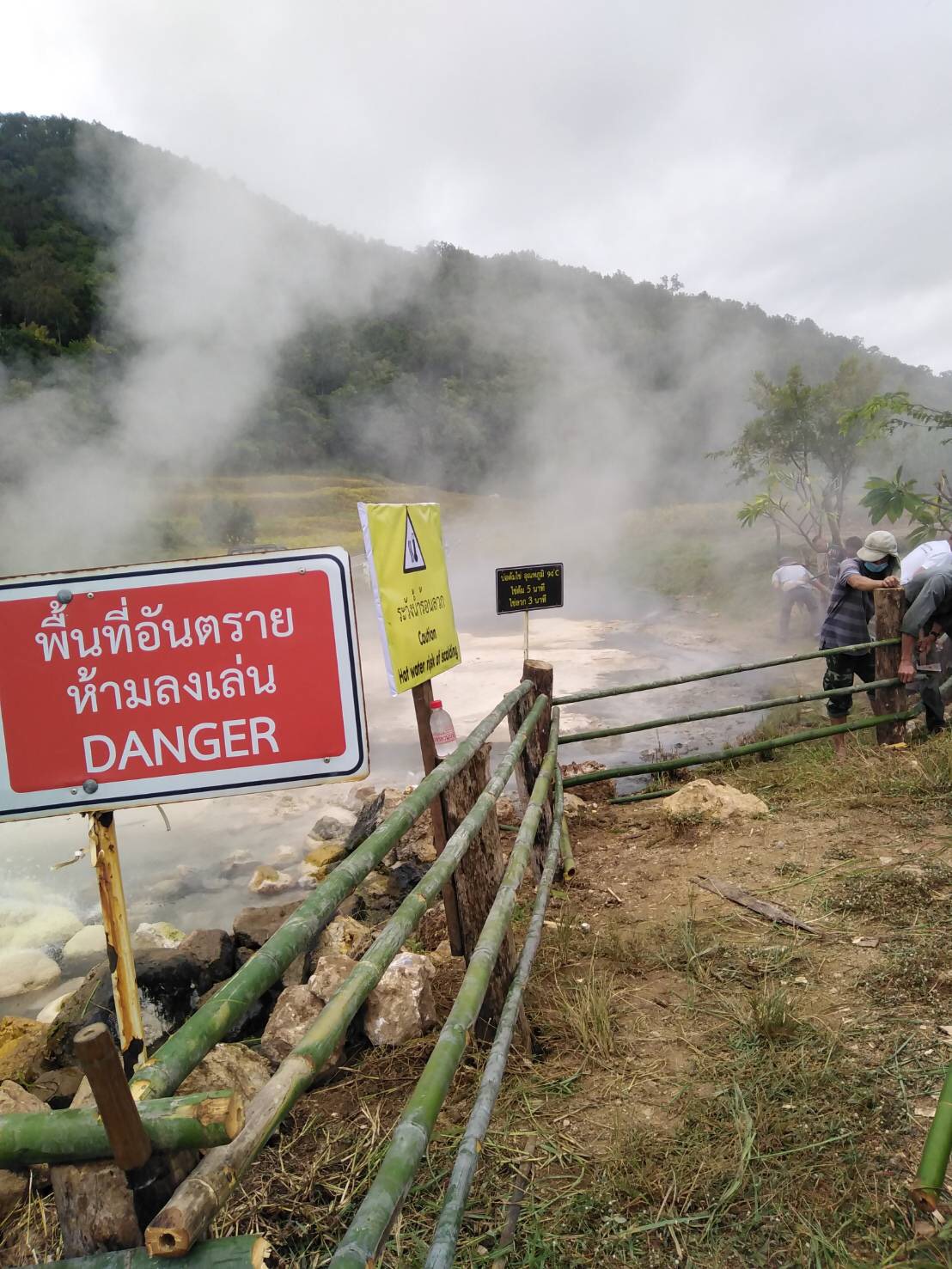 เร่งทำรั้วกั้นบ่อน้ำพุร้อนที่เด็กฝรั่งตกรับบาดเจ็บหนัก