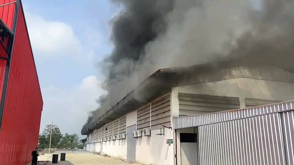 ไฟไหม้โรงงานกัญชา  ไร้คนเจ็บคาดไฟฟ้าลัดวงจร     