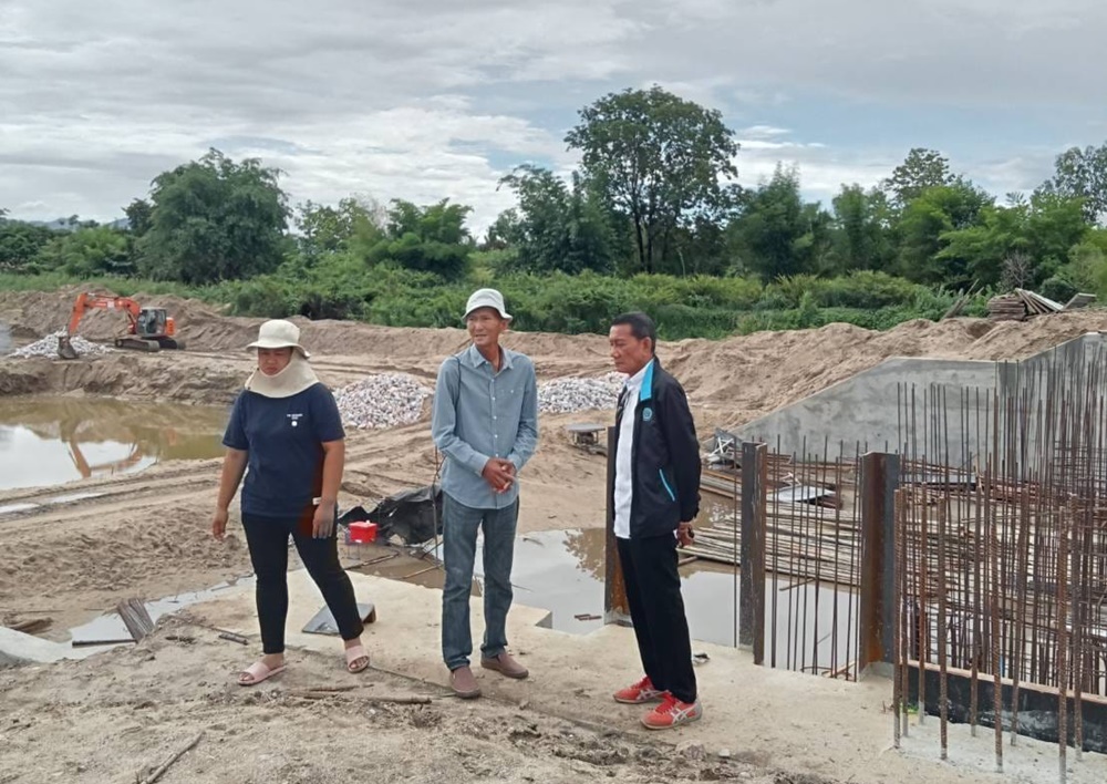 สชป.4 ลงพื้นที่ติดตามความก้าวหน้าก่อสร้างโครงการ ปตร.บ้านคลองขลุง