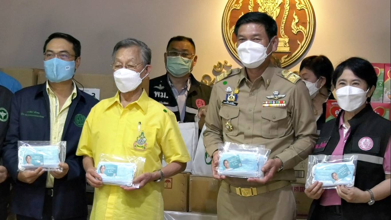 "ชวน" พร้อมคณะตรวจราชการ พื้นที่เชียงใหม่ พร้อมมอบหน้ากากอนามัย หน้ากากเด็ก นมผง แก่กลุ่มเปราะบางในพื้นที่
