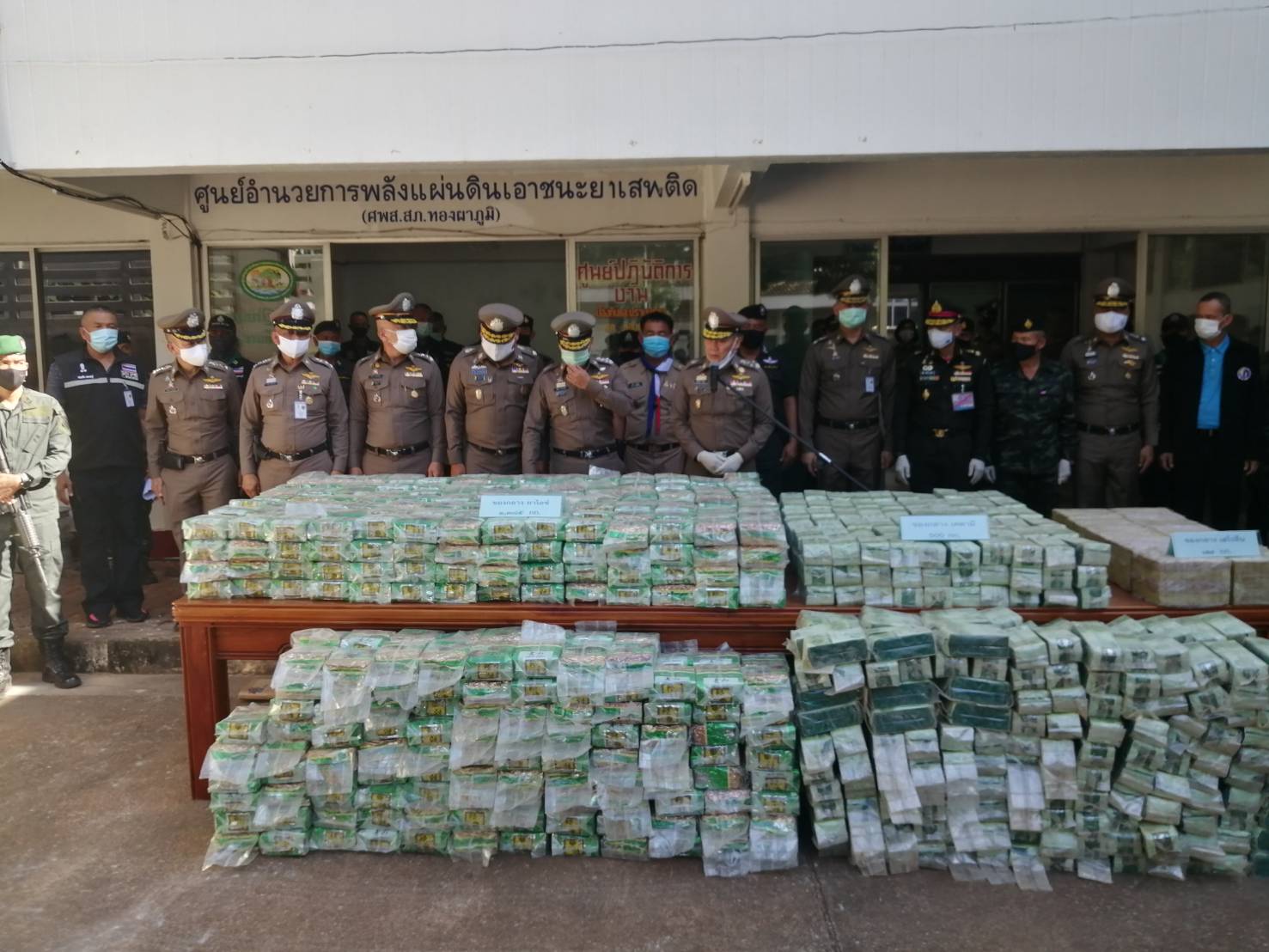 'บิ๊กแปะ'​ ควง 'บิ๊กใหม่'​ แถลงข่าวจับยาเสพติดล็อตใหญ่ที่กาญจน์มูลค่าเกือบ2พันล้าน