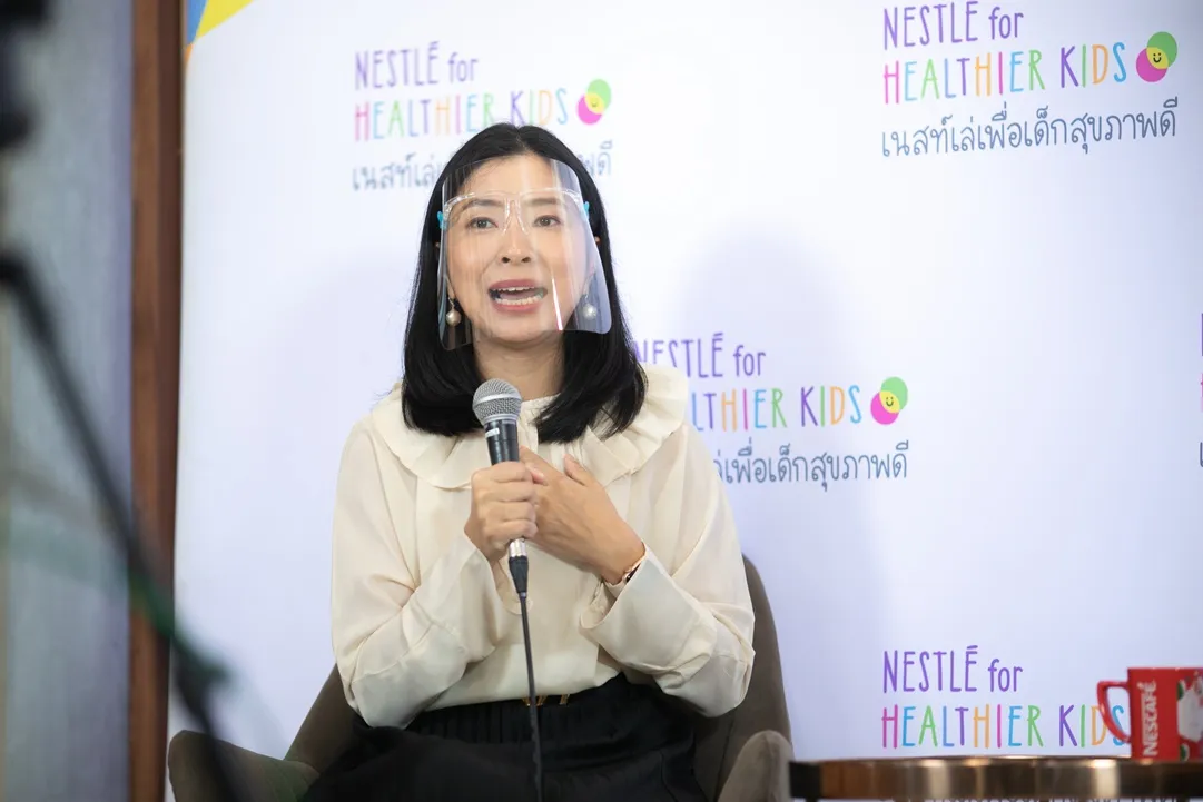 ผศ.พญ.จิราภรณ์ อรุณากูร กุมารแพทย์เวชศาสตร์วัยรุ่น โรงพยาบาลรามาธิบดี และเจ้าของเฟซบุ๊กเพจ “เลี้ยงลูกนอกบ้าน” 
