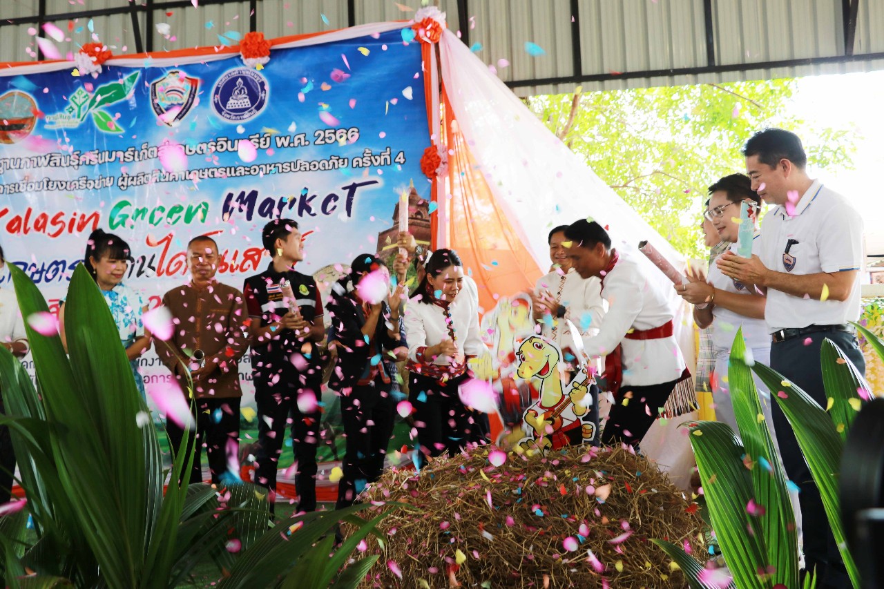 ผู้ว่าฯ พร้อมนายก อบจ.กาฬสินธุ์ โชว์ส้มตำลีลาแซ่บนัวส์  