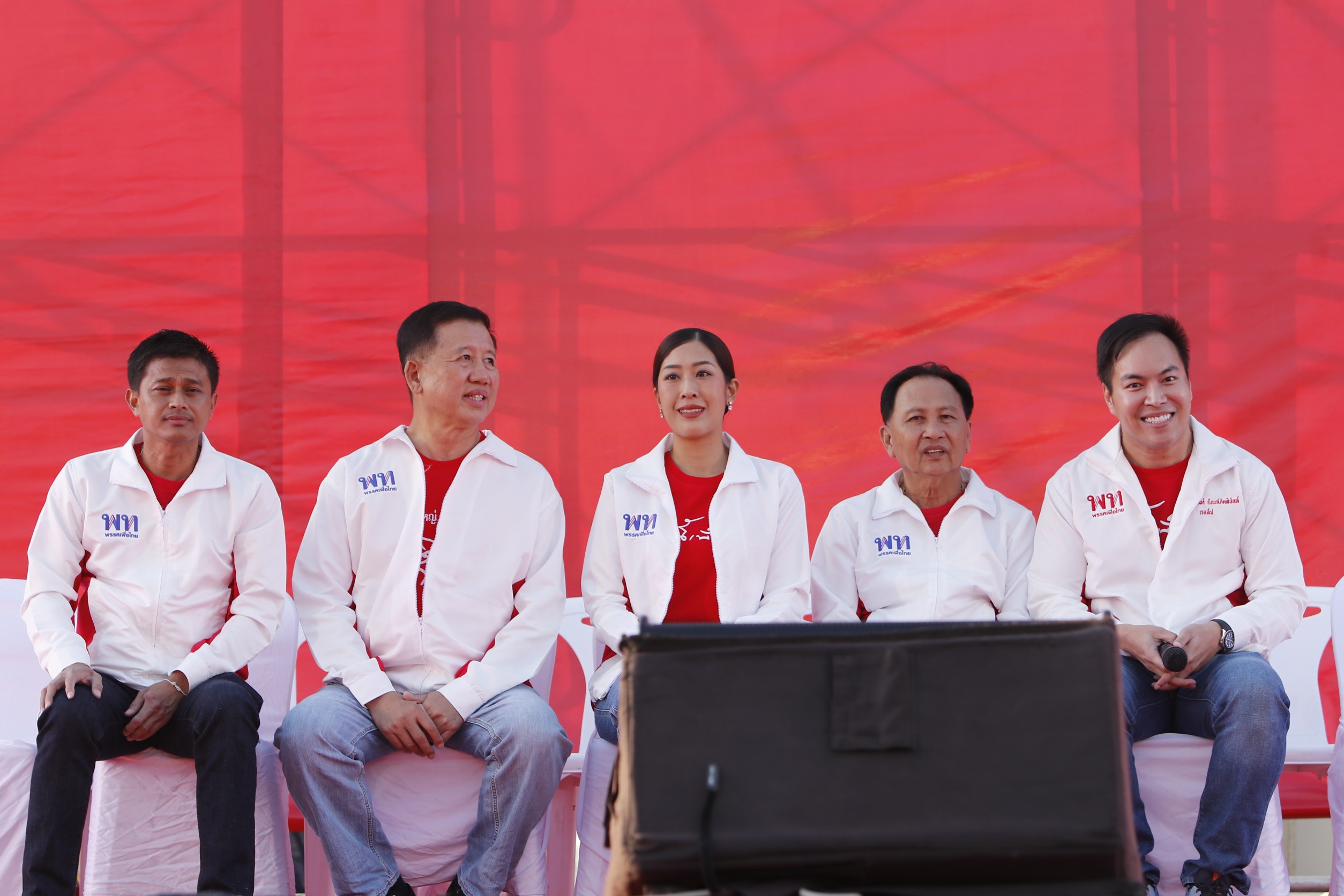 ล้นหลาม! ชาวเมืองกาญจน์ฟัง "เพื่อไทย" ปราศรัย เปิดตัวว่าที่ผู้สมัคร ส.ส. 5 เขตขายไอเดียแก้ปัญหา อ้อนเลือกยกจังหวัด
