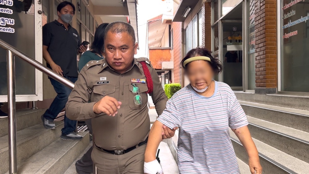 จ่อออกหมายจับคนร้าย บุกแทงคอยายวัย 65 ปี 
