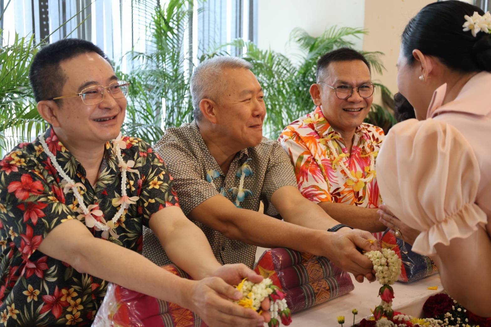 กลุ่มงานพยาบาล รพ.ตร.สมาคมศิษย์เก่าพยาบาลจัดงาน "สืบสานวัฒนธรรมไทย รดน้ำขอพรผู้ใหญ่ สงกรานต์"