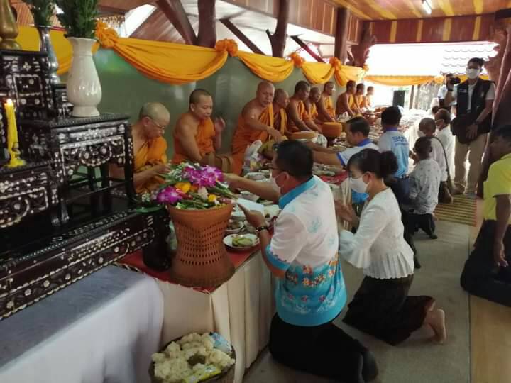 อบจ.ยโสธร นำทำบุญวันพระพัฒนาจิตใจ ช่วงเทศกาลเข้าพรรษา ปี 2563