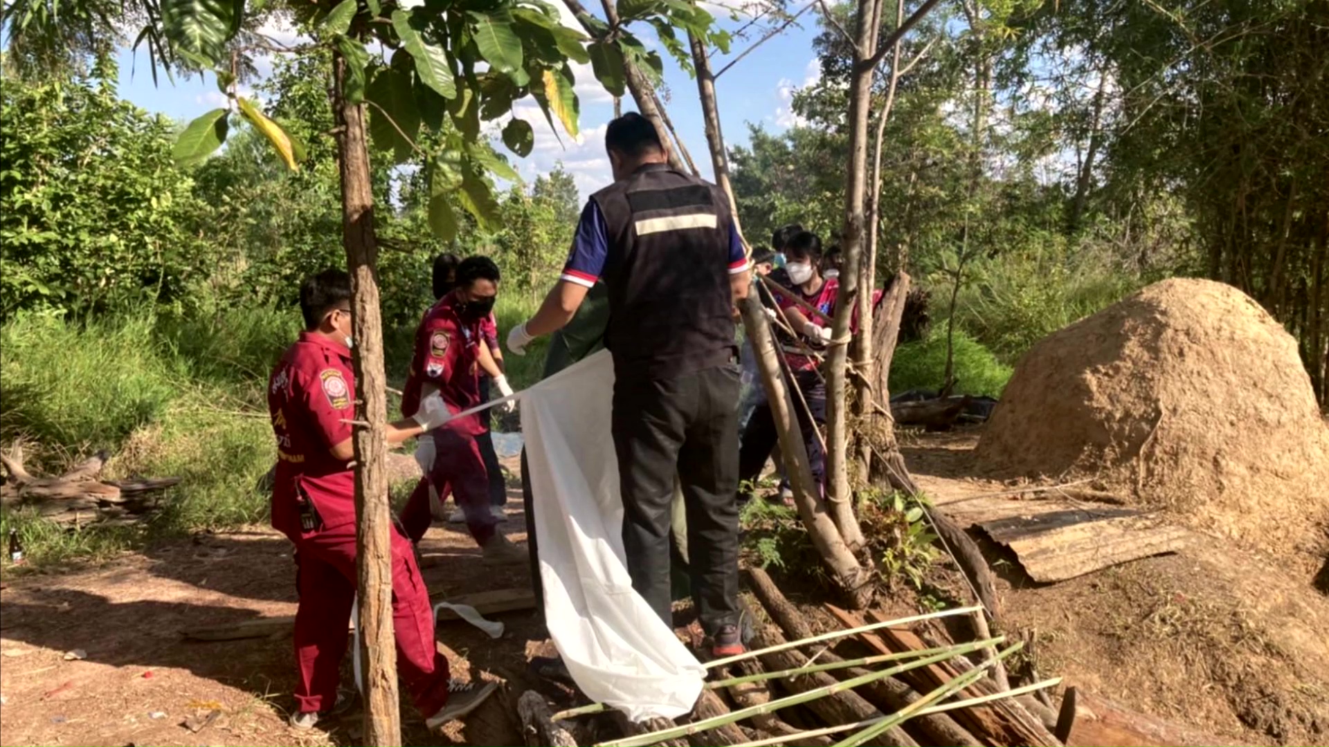   พ่อฝันฟันหลุดและหลุดจริงๆ เชื่อลางร้าย รุ่งเช้าแทบช็อคลูกชายผูกคอตายข้างเตาเผาถ่าน